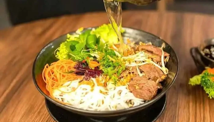 Tom Restaurant -  Nudle - Prostřední 38