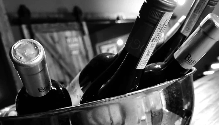 Vespa Wine Bar -  Blizko Mě - Kolín I