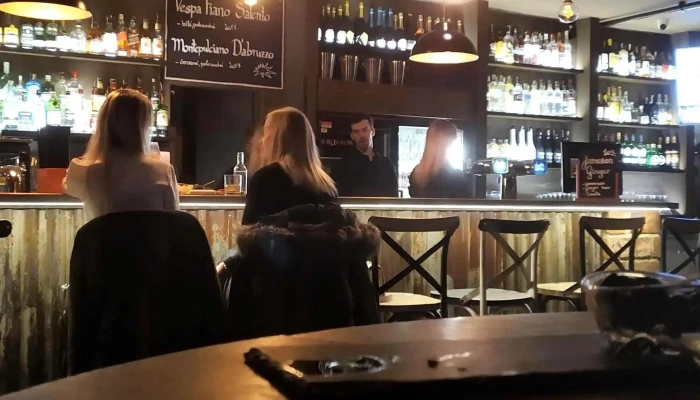 Vespa Wine Bar -  Instagram - Kolín I