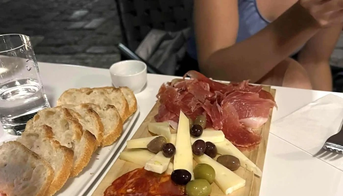 Vinny Kamrlik Cafe Bistro Vinoteka Hledam - 5. Května 15