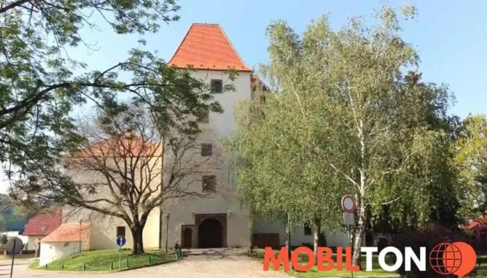 Zamecka Kavarna Hluk Od Vlastnika - Nám. Komenského 162