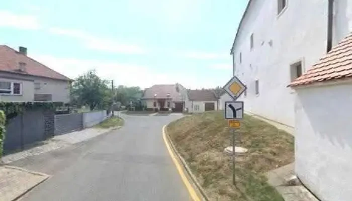 Zamecka Kavarna Hluk Street View A 360deg - Nám. Komenského 162