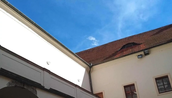 Zamecka Kavarna Hluk Videa - Nám. Komenského 162