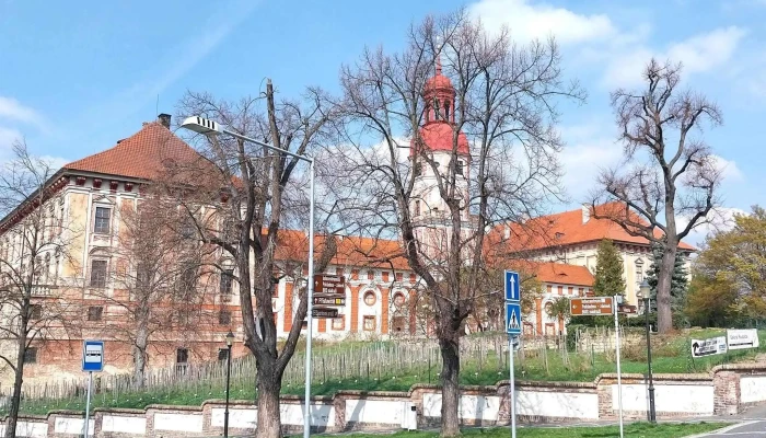 Zamecka Restaurace   Roudnice Nad Labem Jak Se Dostat - Karlovo Nám. 8
